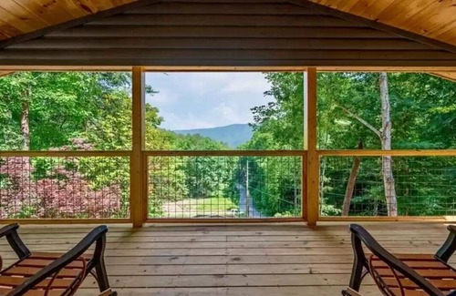 Gatlinburg - Pigeon Forge Cabin | 🛁Hot-Tub 🗻Mountain Views 🎮Game Room 🍿Theatre 🍸Speakeasy 🛏️Sleeps 21