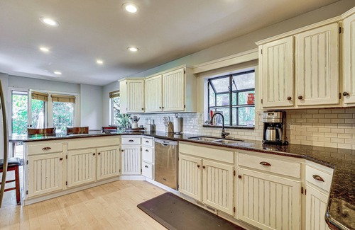 Granite House | Hot Tub & Mtn Views: Charming Utah Canyon Retreat