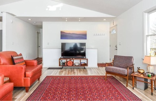 Asheville House | HOT Tub~Mtn Views~King Beds~EV Charger~Mins from Downtown and Biltmore