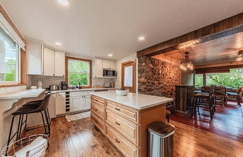 Cascade Cabin | * Hot Tub * MTN Views * Sauna* A/C* 1930s Charmer