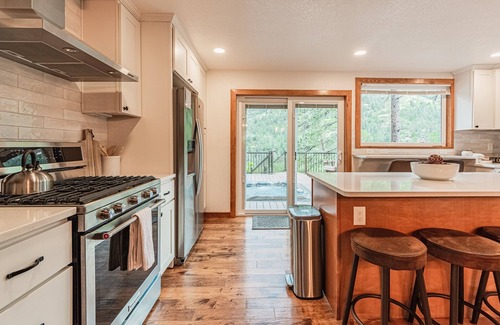 Cascade Cabin | * Hot Tub * MTN Views * Sauna* A/C* 1930s Charmer