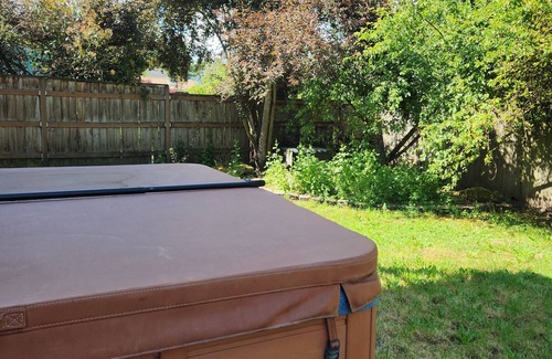 Springfield House | Hot tub, Near Autzen Stadium, deck and view