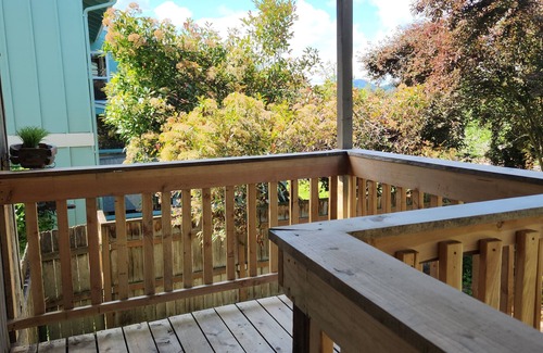 Springfield House | Hot tub, Near Autzen Stadium, deck and view