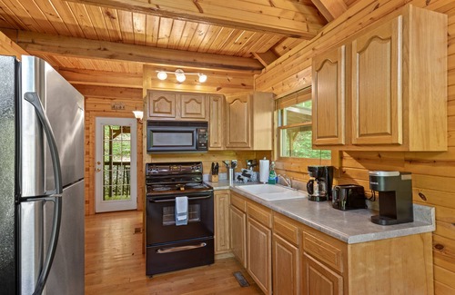 Slade Cabin | Hot Tub & No Pet Fee - Beary Secluded - Small Family Cabin in Red River Gorge, Kentucky!