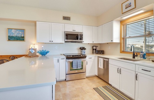Sea Retreat House | Hot Tub & Ocean Views: Kitty Hawk Haven!