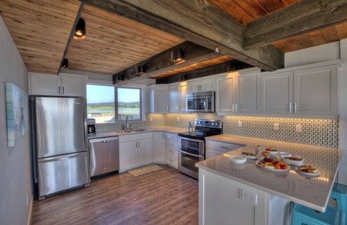 Oak Harbor House | Hot tub on the Beach with Super Fast Wi-Fi at Luna Shores