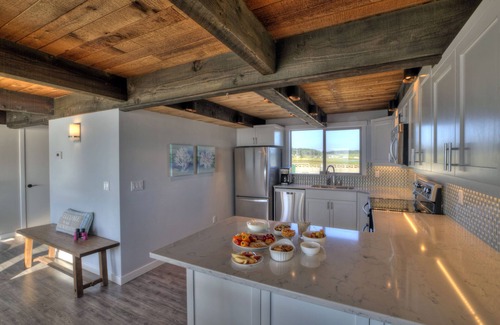 Oak Harbor House | Hot tub on the Beach with Super Fast Wi-Fi at Luna Shores