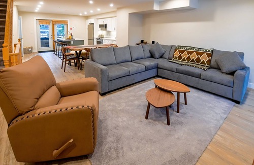 East Kootenay House | Hot tub | Open-Plan | Newly Renovated | Air-Conditioning