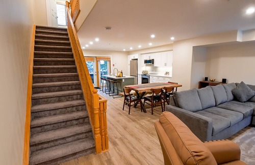 East Kootenay House | Hot tub | Open-Plan | Newly Renovated | Air-Conditioning
