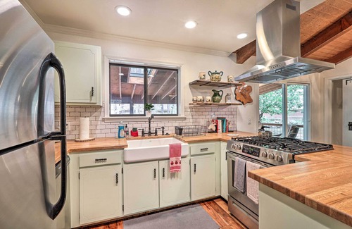 Munds Park Cabin | Hot Tub & Patio: Pet-Friendly Cabin in Munds Park!