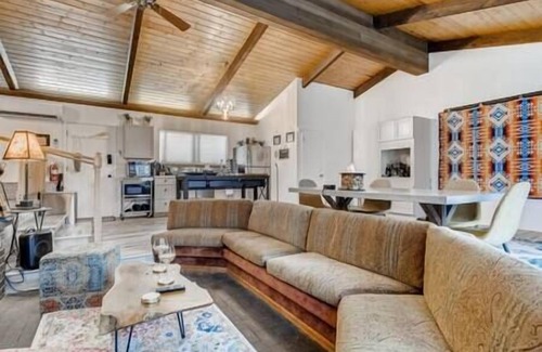 Pleasant Valley House | Hot Tub * Patio | 5 mins: Manitou, Garden of Gods