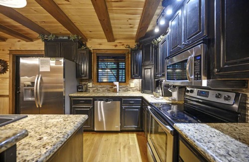 Broken Bow Cabin | Hot tub, Pool Table, Fireplace, Playground & Arcade Console