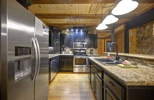 Broken Bow Cabin | Hot tub, Pool Table, Fireplace, Playground & Arcade Console