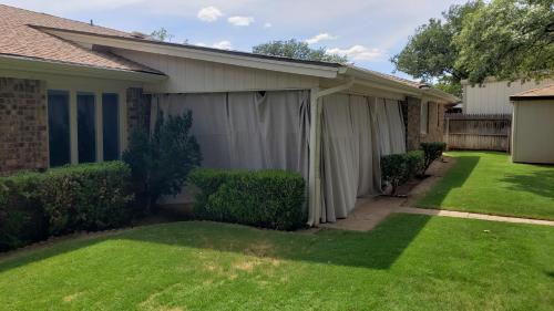 Lubbock House | Hot Tub, Privacy, sleeps 11 & TONS of Space!