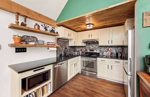 The Woods Cabin | Hot Tub, Private Sauna, Fire Pit & Pool Access