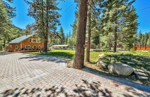 Christmas Valley Ski Chalet | HOT TUB, RIVERFRONT CHALET FAMILY & DOG FRIENDLY ON ACRE WALK, HIKE RECREATION