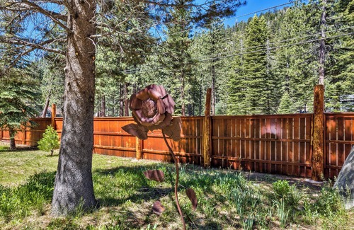 Christmas Valley Ski Chalet | HOT TUB, RIVERFRONT CHALET FAMILY & DOG FRIENDLY ON ACRE WALK, HIKE RECREATION