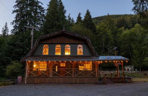 Ashford House | Hot Tub, Sauna, Cold Plunge - 1 mile from Rainier NP - Sleeps 8