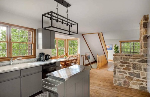 Berkeley Springs Cabin | Hot Tub, Screened Porch, Grill, WiFi - Huge Cabin!