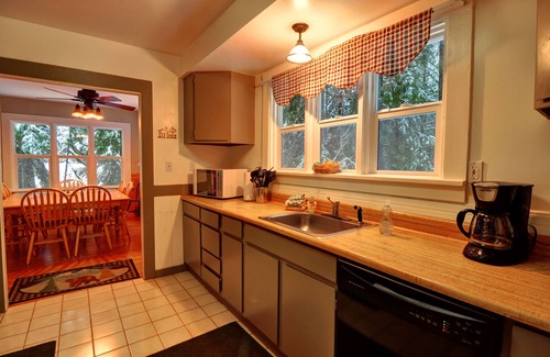 Rhododendron House | Hot-tub, secluded, close to the river!