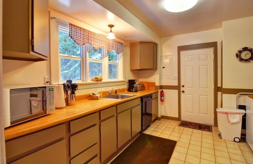 Rhododendron House | Hot-tub, secluded, close to the river!