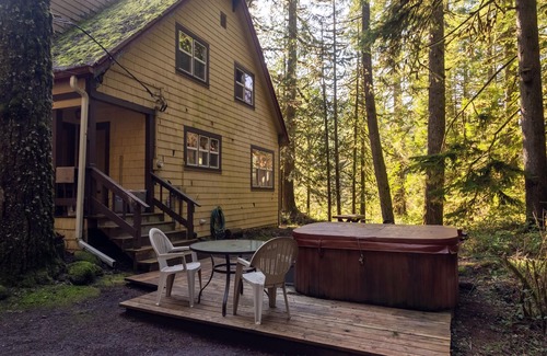 Rhododendron House | Hot-tub, secluded, close to the river!
