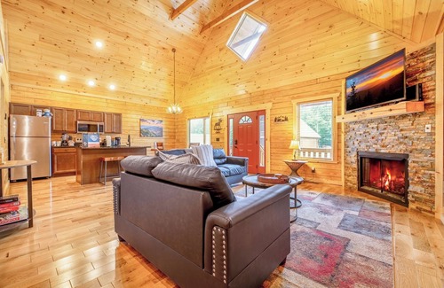 White Oak Lodge House | Hot Tub Soaks, Summertime Swimming, Fireside Chats & Appalachian Fun Nearby - Dancing Bear Hideaway