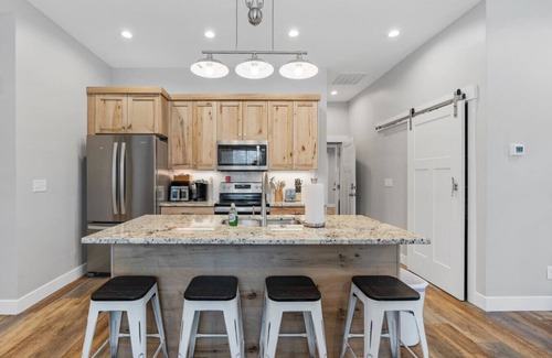 Garden City House | Hot Tub+Spacious+Pickleball/Basketball+Sleeps 9!
