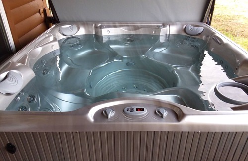Hiawassee Cabin | Hot Tub! Super Mountain River Cabin, Wi-Fi, Pool, Tube, Trout, Close to Helen