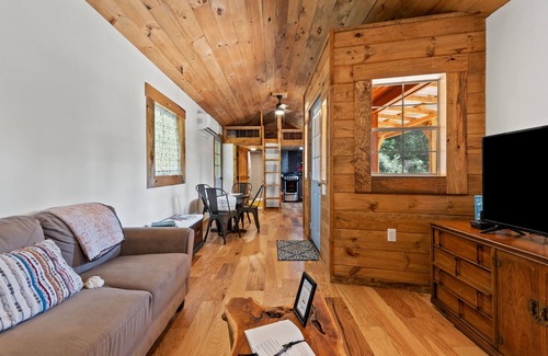 Campton Cabin | Hot Tub - Tiny Cabin - The Sit and Stay Cabin - Getaway in Red River Gorge, KY!