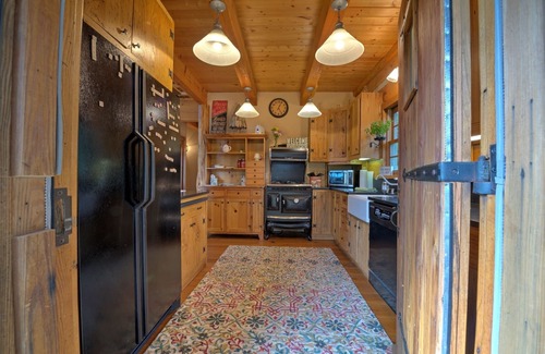 Canton Cabin | Hot Tub, Trails & Epic Views + Biltmore Pass | Stylish Cabin Near Waynesville