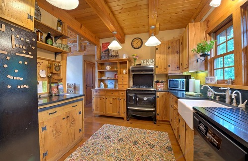 Canton Cabin | Hot Tub, Trails & Epic Views + Biltmore Pass | Stylish Cabin Near Waynesville