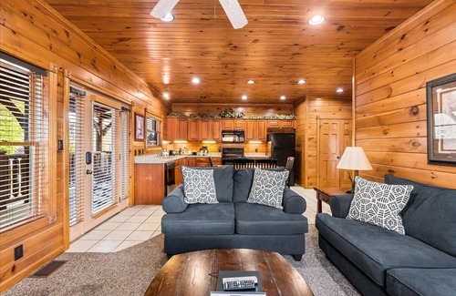 Gatlinburg Cabin | HOT TUB & VIEW - Grand Views & Entertainment Galore, Fall & Winter SPECIALS!