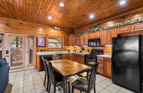 Gatlinburg Cabin | HOT TUB & VIEW - Grand Views & Entertainment Galore, Fall & Winter SPECIALS!