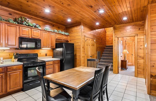Gatlinburg Cabin | HOT TUB & VIEW - Grand Views & Entertainment Galore, Fall & Winter SPECIALS!