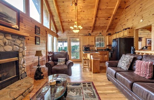 Sevierville Cabin | Hot Tub & Views! Short Drive to Smoky Mtn Park