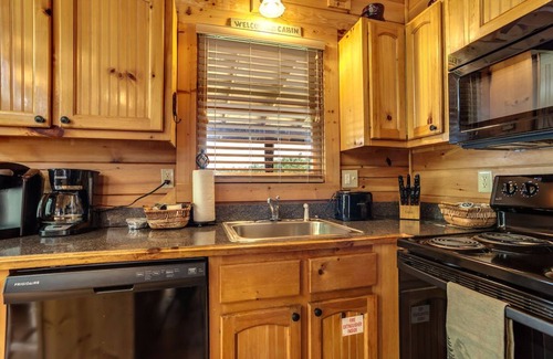 Sevierville Cabin | Hot Tub & Views! Short Drive to Smoky Mtn Park