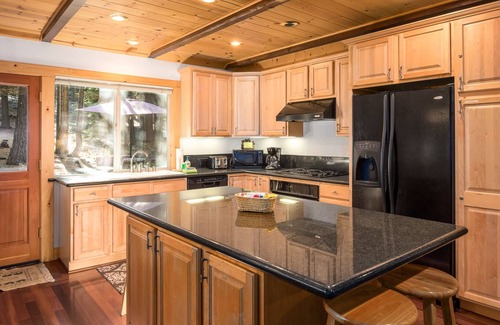 Tahoma House | Hot Tub w/Forested Views plus Garage in Quiet Neighborhood “Lazy Bear Lodge”