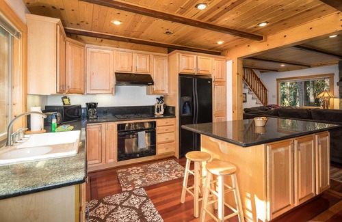 Tahoma House | Hot Tub w/Forested Views plus Garage in Quiet Neighborhood “Lazy Bear Lodge”