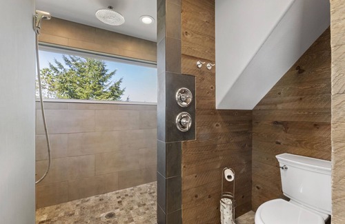 Westport House | Hot Tub! Walk to the Beach. Pet Friendly. Comfortable 4 Bedrooms.