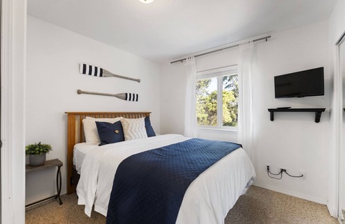Westport House | Hot Tub! Walk to the Beach. Pet Friendly. Comfortable 4 Bedrooms.