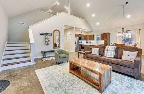 Pella Cabin | Hot Tub, Water Access: Cabin Near Lake Red Rock!
