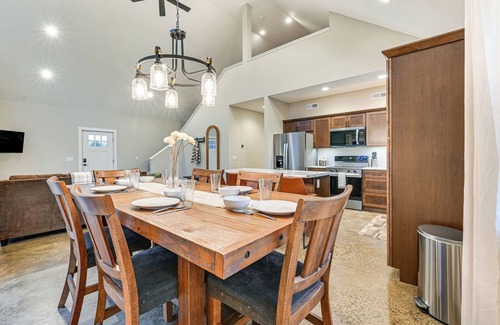 Pella Cabin | Hot Tub, Water Access: Cabin Near Lake Red Rock!