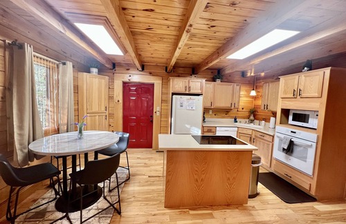 Campton Cabin | Hot Tub, WiFi, Adventure - Family Log Cabin - Hillside Haven - Red River Gorge, Kentucky!