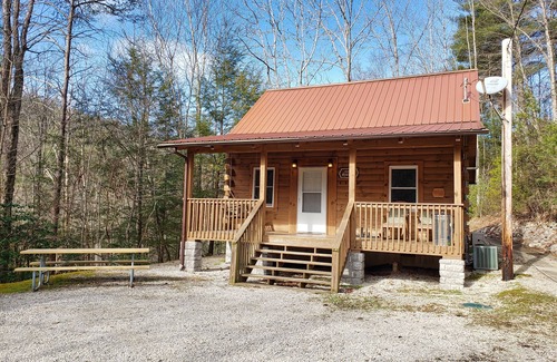 Campton Cabin | Hot Tub, WiFi, Adventure - Family Log Cabin - Hillside Haven - Red River Gorge, Kentucky!