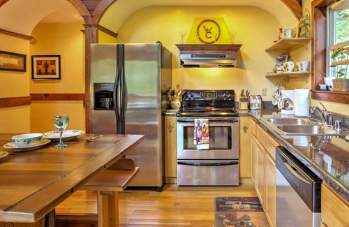 Stanton Cabin | Hot Tub, WiFi - Family Cabin - Wine Cellar - 300 acres in Red River Gorge, Kentucky!