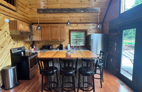 Campton Cabin | Hot tub, WiFi, fire pit, Red River Gorge, Natural Bridge. Easy parking lot!