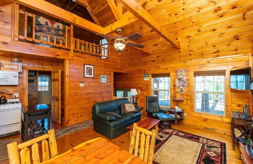 Rogers Cabin | Hot Tub & WiFi - Large Family Cabin - Climber's Haven - Red River Gorge, Kentucky!