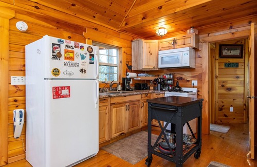 Rogers Cabin | Hot Tub & WiFi - Large Family Cabin - Climber's Haven - Red River Gorge, Kentucky!