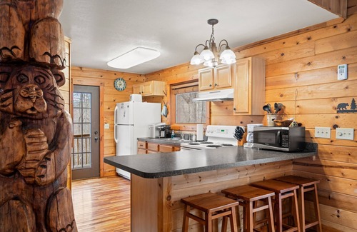 Stanton Cabin | Hot Tub, WiFi, No Pet Fee - Beary Cozy - Romantic Cabin in Red River Gorge, Kentucky!